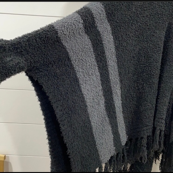 Barefoot Dreams black & gray beach fringe poncho one size - Picture 7 of 12